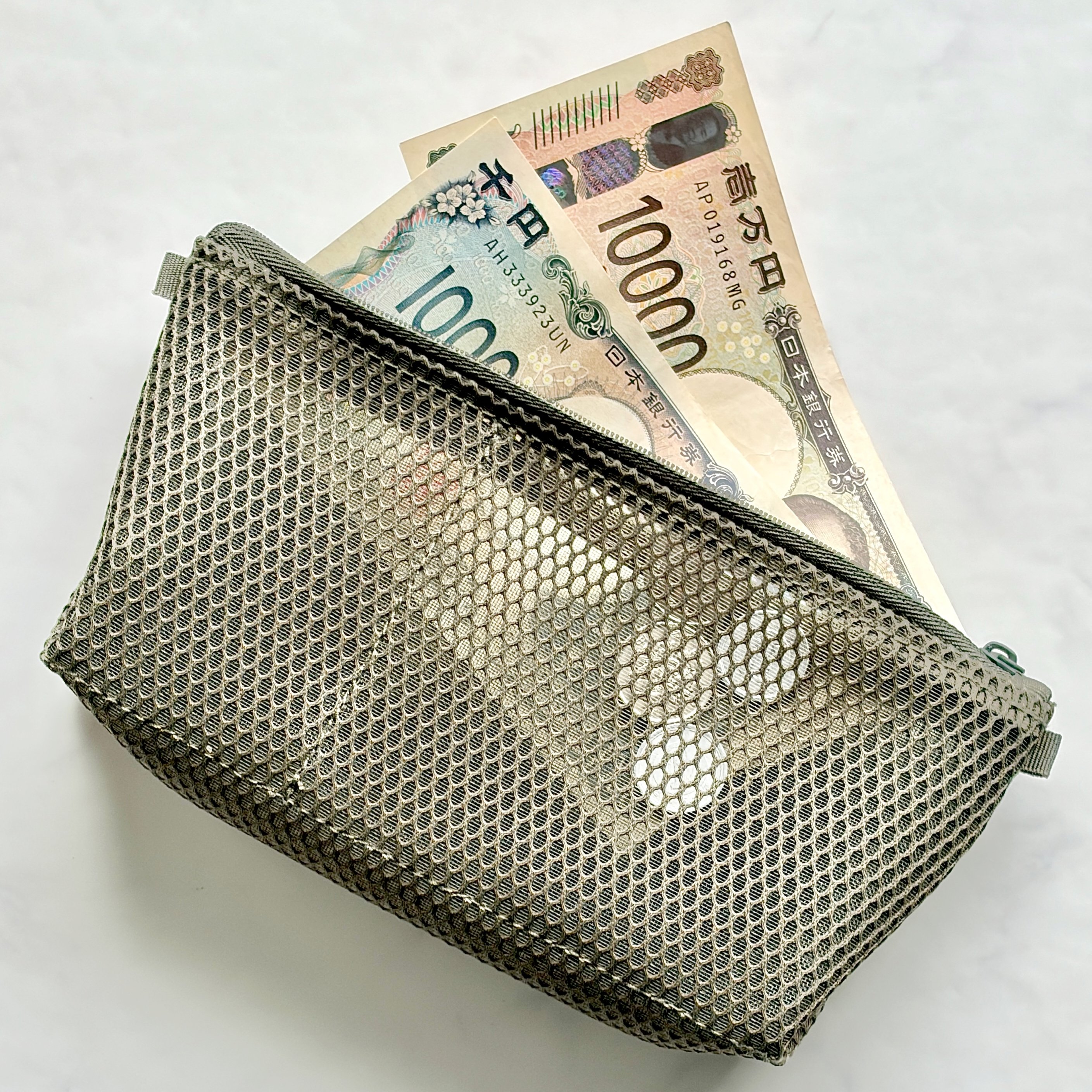 レシートやクーポンが整理しやすい…！無印良品の“お財布がわりになるポーチ”通帳も入って天才すぎる！「鍵や定期入れなどの小物がすっきり」「カードも縦にキチッと入る」《購入レビュー》