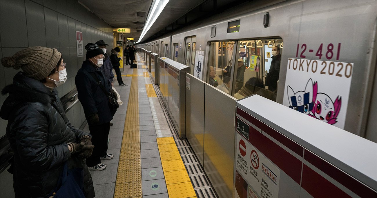 В метро с ножом можно. Пассажиры в метро Токио. Метрополитен Токио. Инцидент в метро Токио. Японец с мп5 в метро.