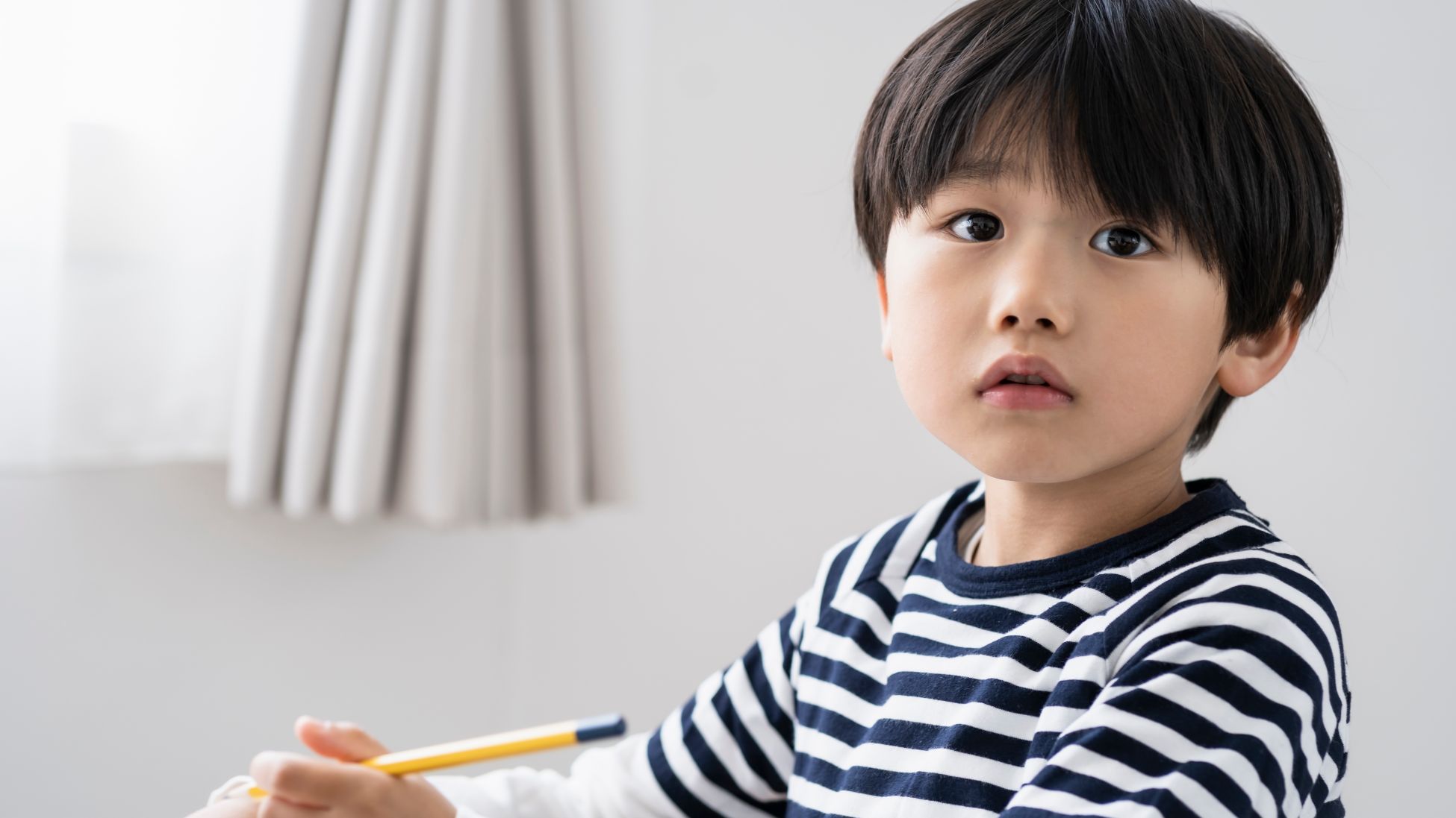 勉強をする男の子