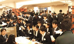 2200名の未内定者が集まったパソナ「職博」に潜入<br />焦る卒業直前の新卒学生&企業の本音に直撃