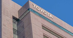 新車販売ランキングでトヨタに次ぐ2位に入った「躍進企業」の名前〈2026年度上期10位〉