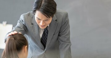 理由を知ればゾッとする…小学校2年生の教室で見た「机の下のグレーの足型」、教師が語った「まさかの目的」