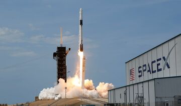 スペースX、軍需でも台頭　受注相次ぐ