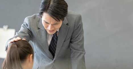 理由を知ればゾッとする…小学校2年生の教室で見た「机の下のグレーの足型」、教師が語った「まさかの目的」