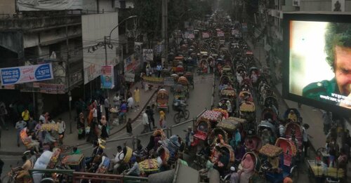 フェンスを置いたような、心許ない中央分離帯がある道もあるにはある（提供＝筆者）