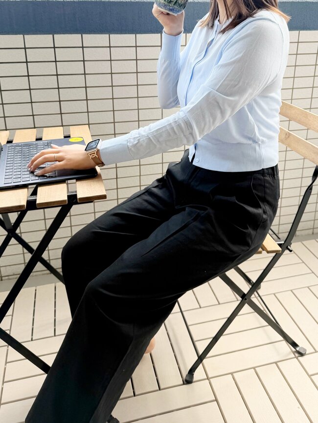 「試着して即決でした」ユニクロの“風を通すパンツ”脚のラインをまるっとカバーできて楽ちん！「思わず2色買い！」「真夏でもストレスなく着用できそう」