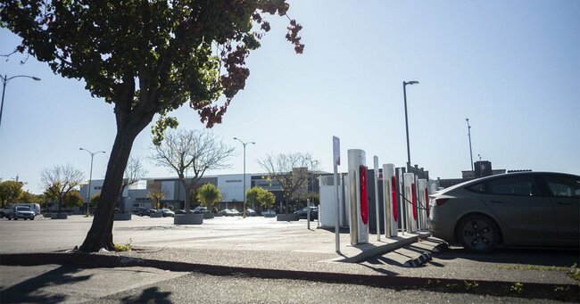 ガソリンスタンドの新設を禁止したカリフォルニア州サンタローザにある電気自動車の充電スタンド