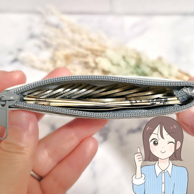 カードや診察券が22枚入る…!ワークマン新作の「980円ミニ財布」ガバッと開いて取り出しやすい!