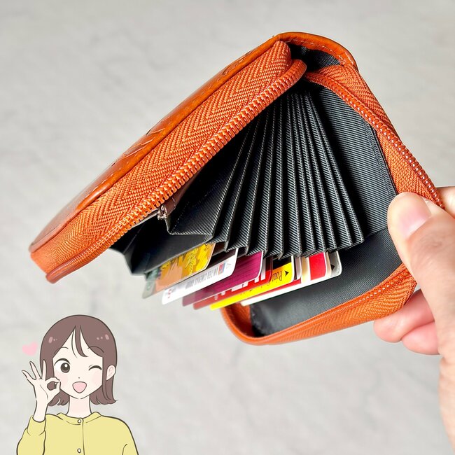 カードや診察券が37枚入った…!しまむら×スヌーピーの“ポケットたくさん財布”ガバッと開いて、お会計がスムーズです!