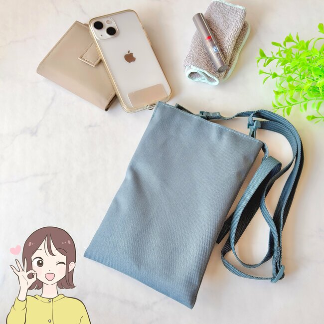 「ポケットがわりに使ってます」無印良品の“大きく開くサコッシュ”が使い道いろいろで優秀すぎる!「サッとお出かけできて最高」「見た目以上の収納力」