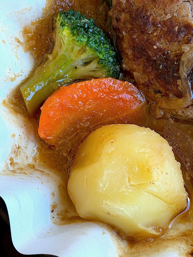 「さすがにレベル高い」ロイヤルホストの“激うまモーニング”肉汁たっぷりで絶品すぎる！「朝から幸せ気分」 「これ食べたら昼抜きでも乗り切れる」