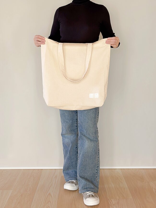 「これは隠れたヒット品」ユニクロの“290円エコバッグ”が万能すぎる！「通勤から買い物まで使っています」「大きくていっぱい入る」