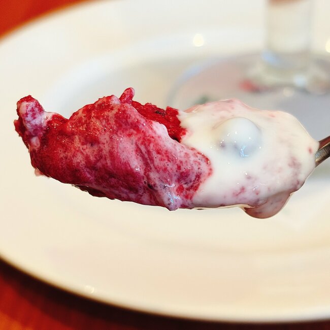 「想定外のサイズでした」「でかすぎんだろ」ロイヤルホストの“てんこ盛りスイーツ”ボリュームすごくて笑った！「圧倒的存在感」