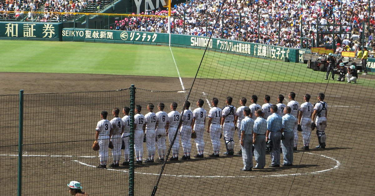 整列する高校球児