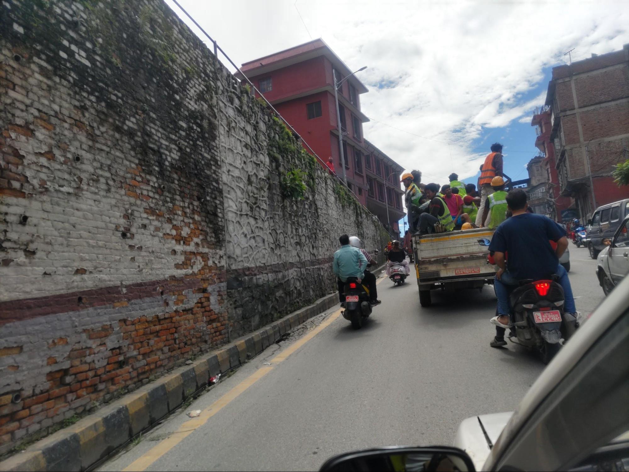 ネパールではノーヘル、トラックの荷台に乗るのは当たり前（提供＝筆者）