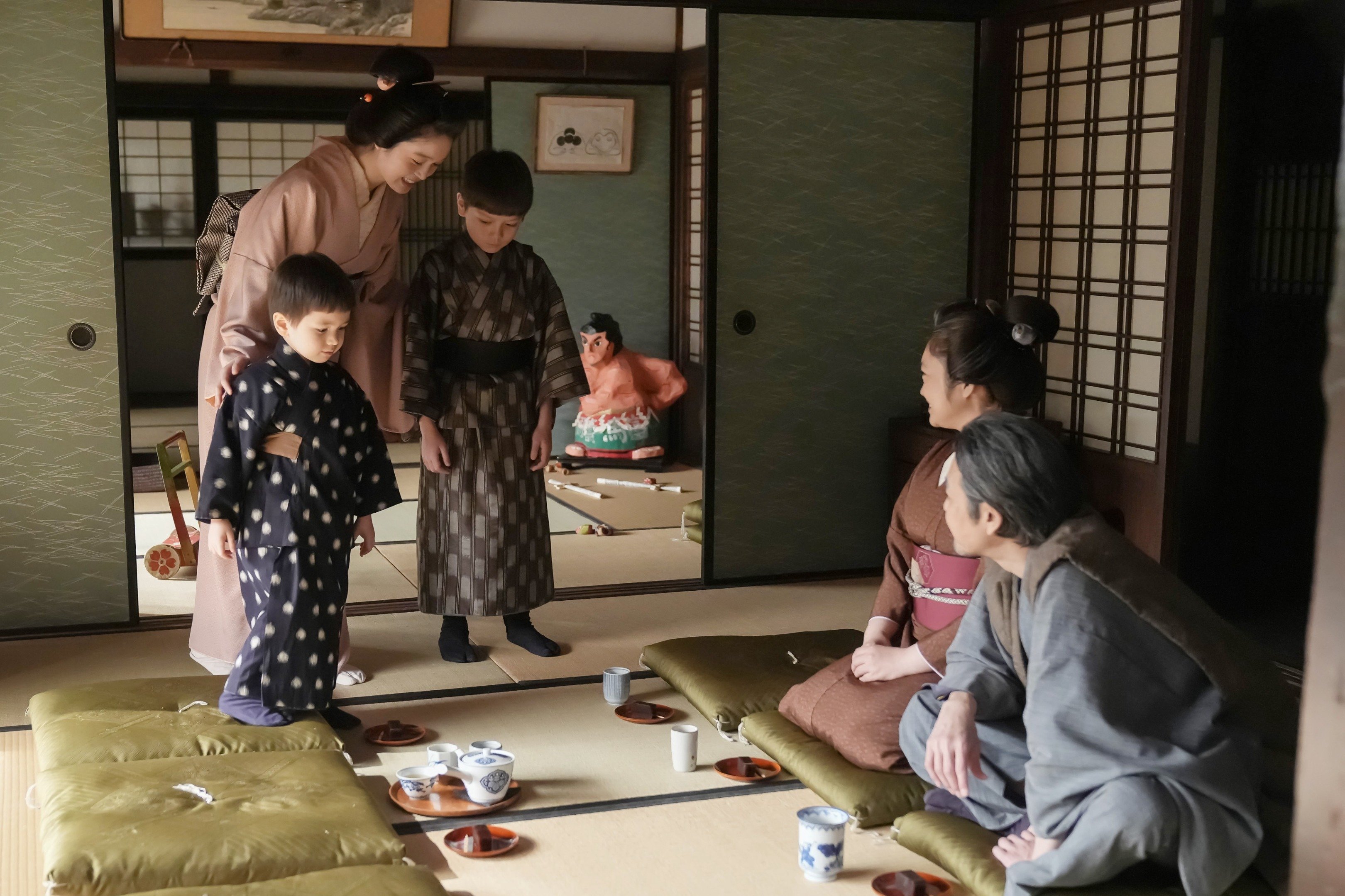 「シャラップ！」トミー・バストウの背中だけで1分弱！やさしいパパから一転「鬼の激怒」へ〈ばけばけ第118回〉