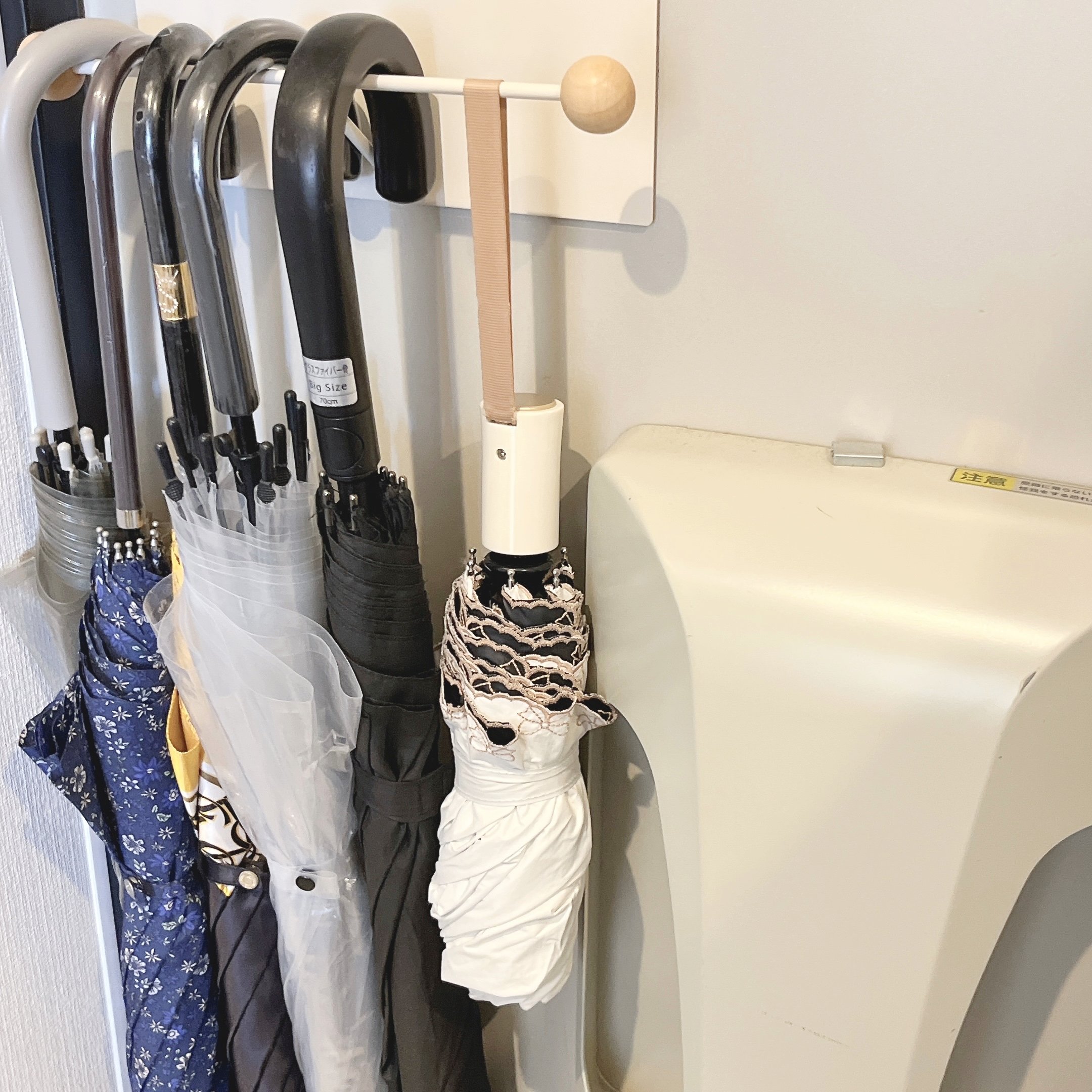 「こういうのを探してた」3COINSの“浮かせるオシャレ収納”傘5本がスッキリ片付いた！「とにかく可愛い！」「購入して大正解」
