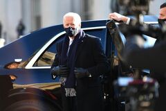 バイデン政権のコロナ対策、主要政策の命運握る