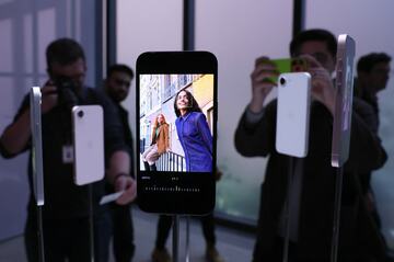 アップルが低価格攻勢、メモリー不足逆手にシェア狙う