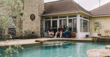 米国で増える上位中産階級　年収2000万円超