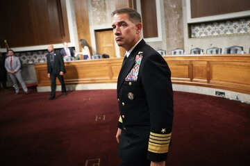 米中央軍司令官、対イラン作戦の空母を視察