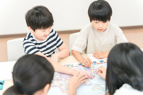 友達と「チーム」を組んで勉強すると、教わる側の子は成績が上がる。では教える側は？