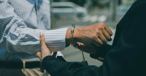 社員が逮捕後に保釈→自宅待機命令を出すことは可能？賃金はどうすべき？【弁護士が解説】