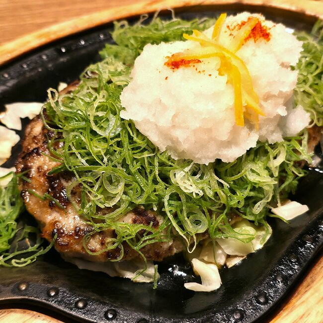 ほぼ一面“ねぎ”なんだけど！びっくりドンキーの知る人ぞ知るメニュー「ねぎまみれハンバーグ」がヤバい！ねぎにハンバーグが埋まっちゃってるよ…！