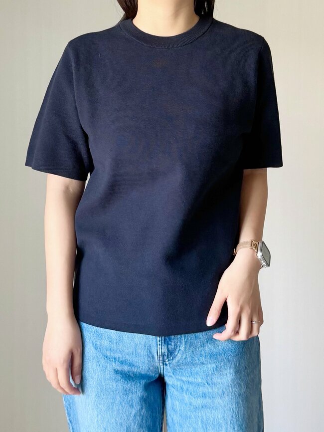 「夫婦で色違いを購入」「3枚購入しました」ユニクロの“高見えトップス”たっぷり着回せるのがお気に入り！「半袖でもきちんと感が出る」【購入レビュー】