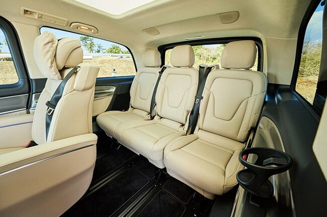 メルセデス・ベンツV220d EXCLUSIVE long Platinum Suite3列目シート