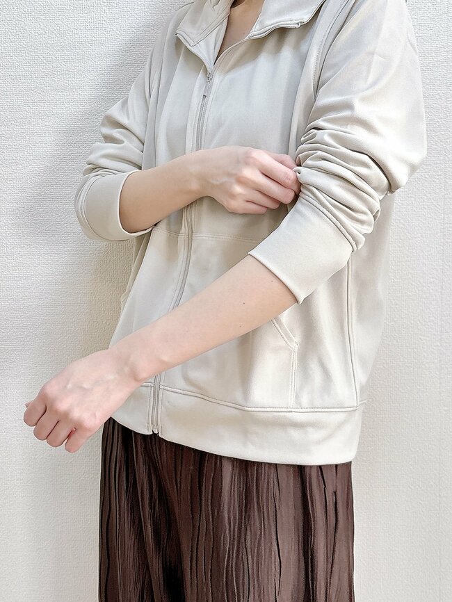 「毎日着用してます」「色違いも欲しい」無印良品の“UV対策パーカー”手の甲や首元まで守ってくれて天才すぎる!「くしゃくしゃにしてもシワにならない」