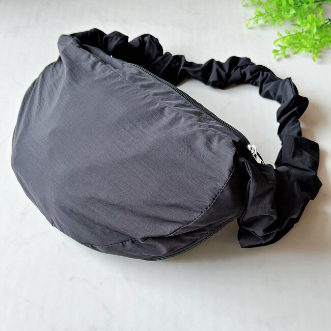 「ペットボトルと傘の収納が独立」3COINSの“天才が考えたバッグ”荷物が濡れなくて嬉しい！「デザイン良し、コスパ良し」「たくさん入ります！」《購入レビュー》
