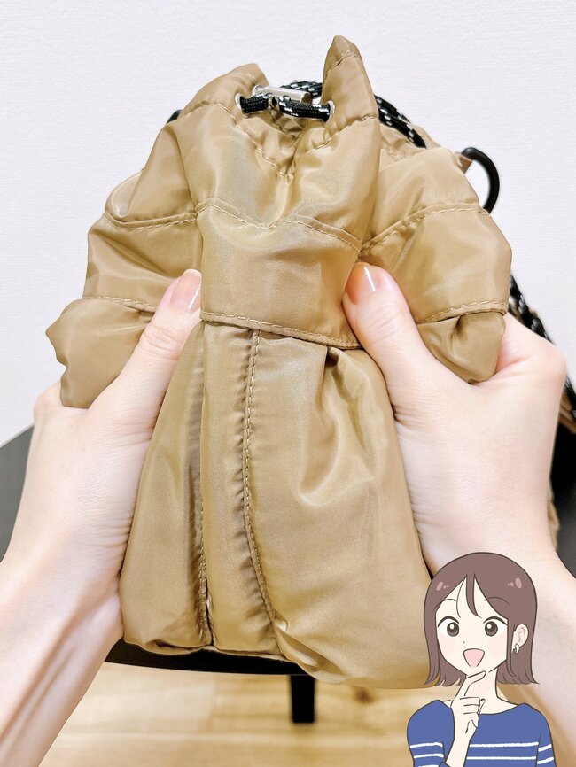 「毎日使ってます」「買って良かった」3COINSの“荷物がたっぷり入る巾着ショルダー”ガバッと開いて使いやすい!「天気に関係なく使いたくなる可愛さ」
