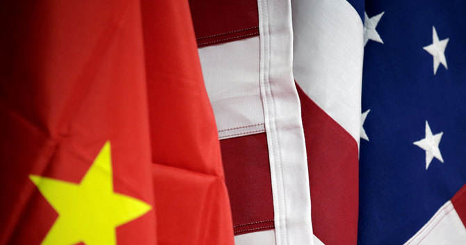 米国旗と中国旗