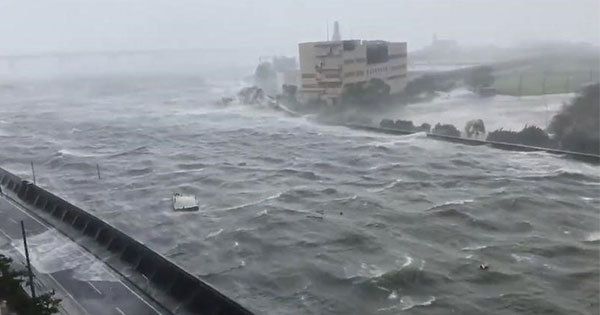 台風21号の直撃で増水した河川 台風21号の直撃で増水した河川