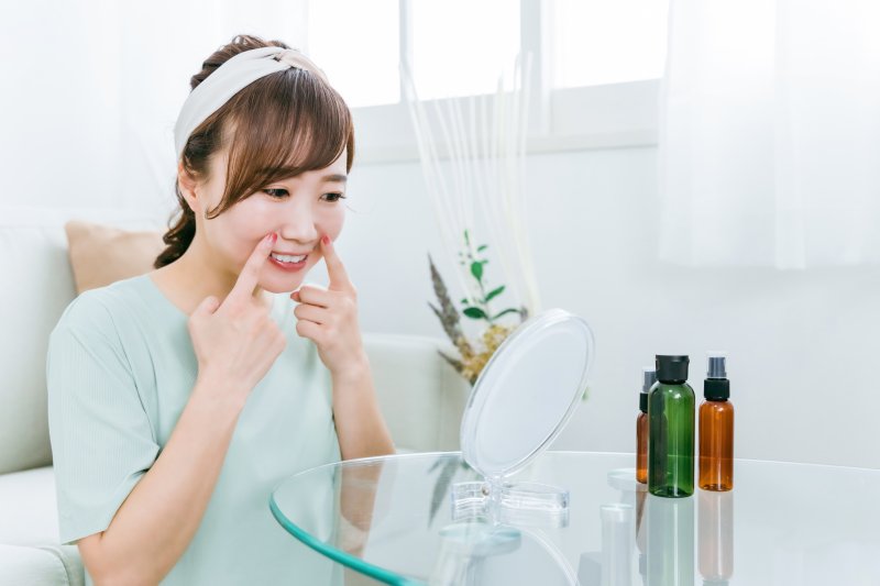【「めざまし8」で大反響】30秒でできる「ほうれい線」が気にならなくなる“最強マッサージ”とは?