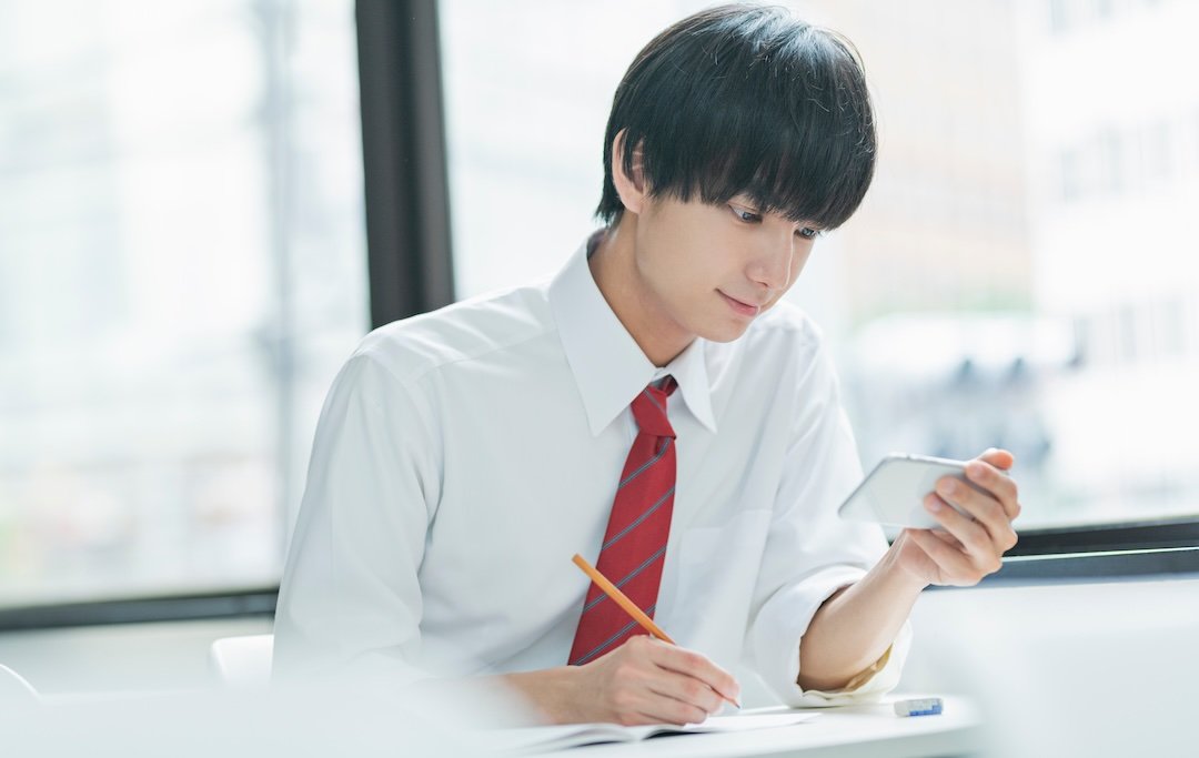 「大学受験という人生を決める重要なタイミングなのに、スマホをずっといじっています。親はどうすればよいのでしょうか？」幼少期のスマホ習慣について考える