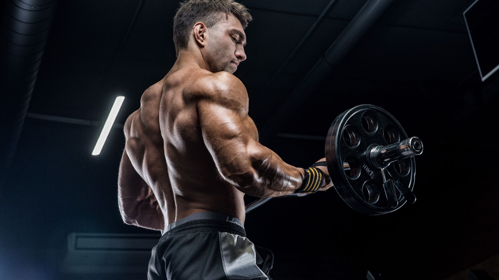 筋トレをしている男性