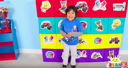 1年間で25億円を稼ぐ7歳のユーチューバー