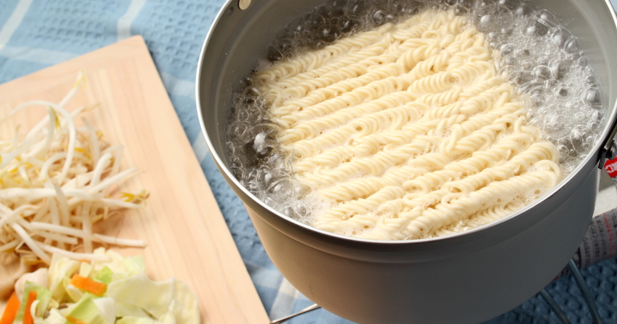 インスタント袋麺、ベストな茹で方から人気トッピングまで大調査！