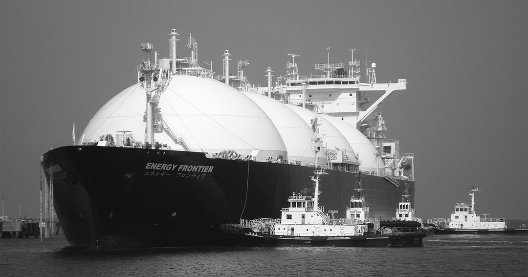 極東ロシアの天然ガス開発事業「サハリン2」の液化天然ガス（LNG）を運んできたタンカー。LNGの継続的な調達が日本にとって大きな懸案になっている