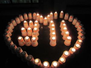 日本から遠く離れた雲南省昆明で開かれた<br />中国メディアも報じない涙の震災追悼式