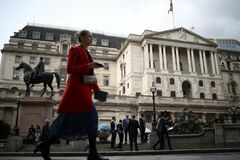英中銀のジレンマ 「引き締めと緩和」同時に
