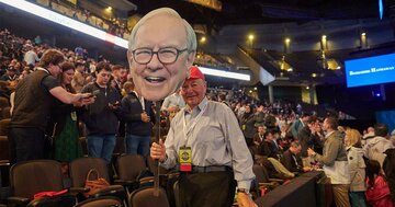 現金ため込むバフェット氏、何を示唆?