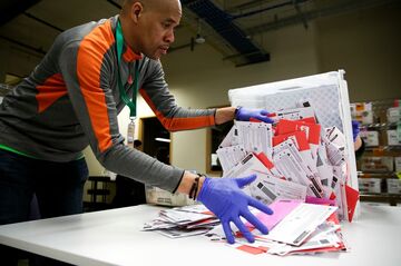 大統領選の波乱に身構える市場、オプション取引活況