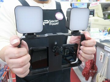 デュアルライトやグリップが付いたスマホ向けカメラリグ