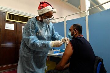 オミクロン株対応、緩和か封じ込めかで各国が判断迫られる