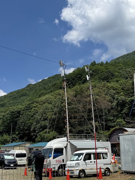 これだけ多くの人が山の中に集まるのだから当然と言えば当然なのですが、なにしろ電波が悪くてつながらない。ドコモも臨時の電波塔を立てているのですが、全く役に立たず。LINEで連絡を取るのは絶望的で、電話かSMSを使うしかありません　Photo by F.Y.