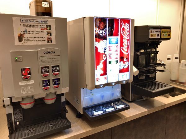 「QUALIA LOUNGE」はソフトドリンクのほか、ビールも無料