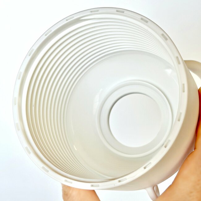 8時間経っても飲み物が冷たい…!ニトリの“手ぶらで持てるペットボトルホルダー”が優秀すぎる!「1日中冷たいまま飲むことができました」「長時間ひんやり続くのでいい!」